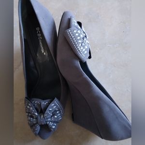 NWT-BCBG grey sued slip-on w/ embellished bow & small wedged heel.